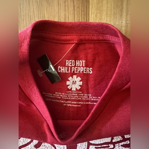 ๐ NWT Red Hot Chili Peppers Red Woman T-shirt size medium Hot Topic ๐ธ - Picture 6 of 7